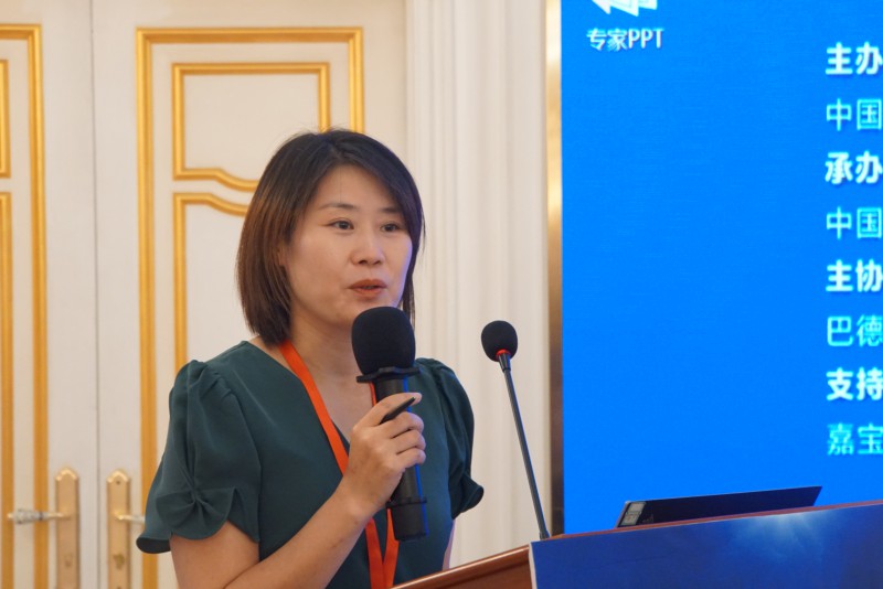 中國涂料工業協會建筑涂料涂裝分會執行秘書長王寶英主持會議