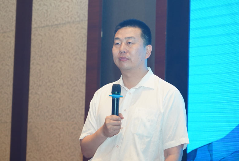 中國(guó)涂料工業(yè)協(xié)會(huì)代秘書(shū)長(zhǎng)劉杰主持大會(huì)并致辭