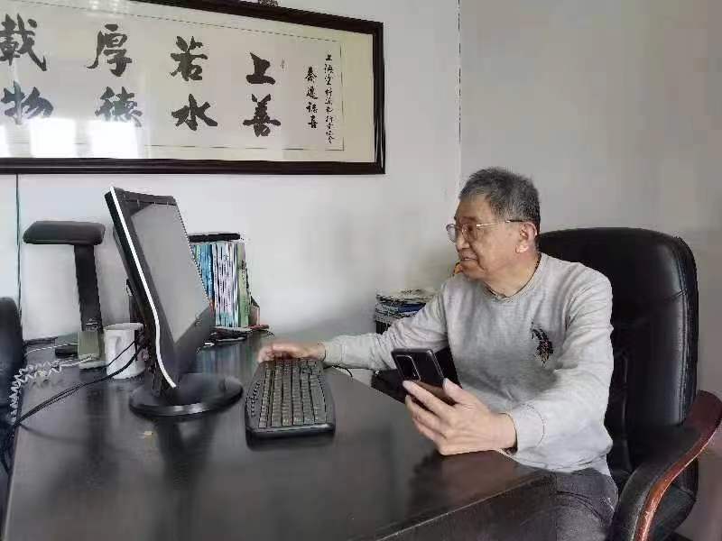 上海涂染協會信息部主任陳信華高工在認真聽亞太涂料大會專家的演！