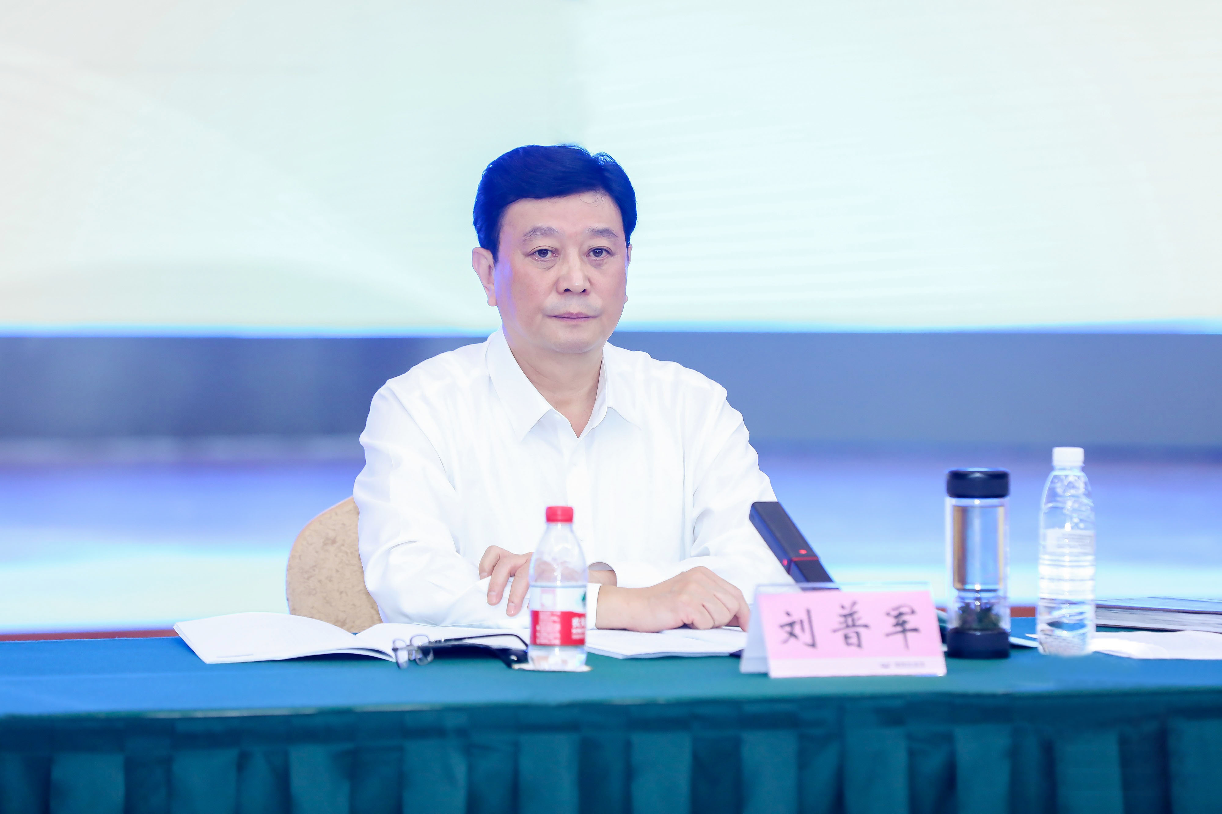 中國(guó)涂料工業(yè)協(xié)會(huì)會(huì)長(zhǎng)劉普軍主持會(huì)議