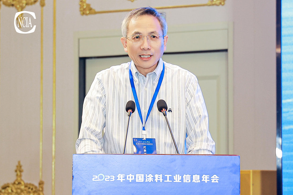 中國(guó)涂料工業(yè)協(xié)會(huì)技術(shù)專(zhuān)家工作委員會(huì)主任桂泰江主持會(huì)議