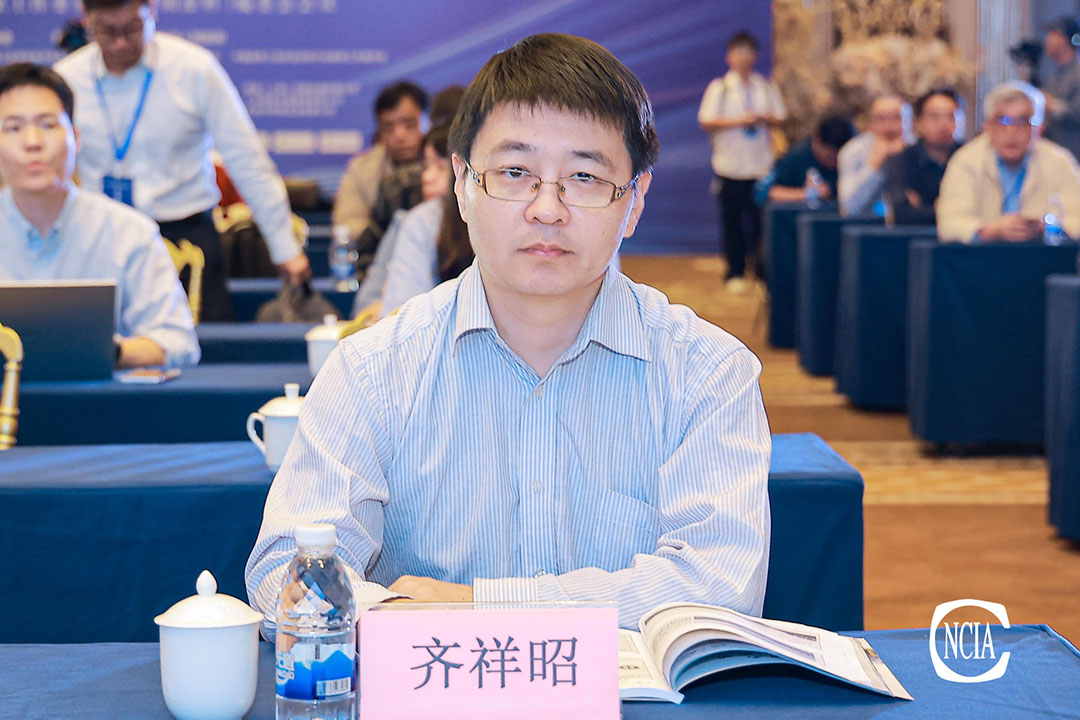 中國涂料工業(yè)協(xié)會副秘書長齊祥昭主持1日上午會議
