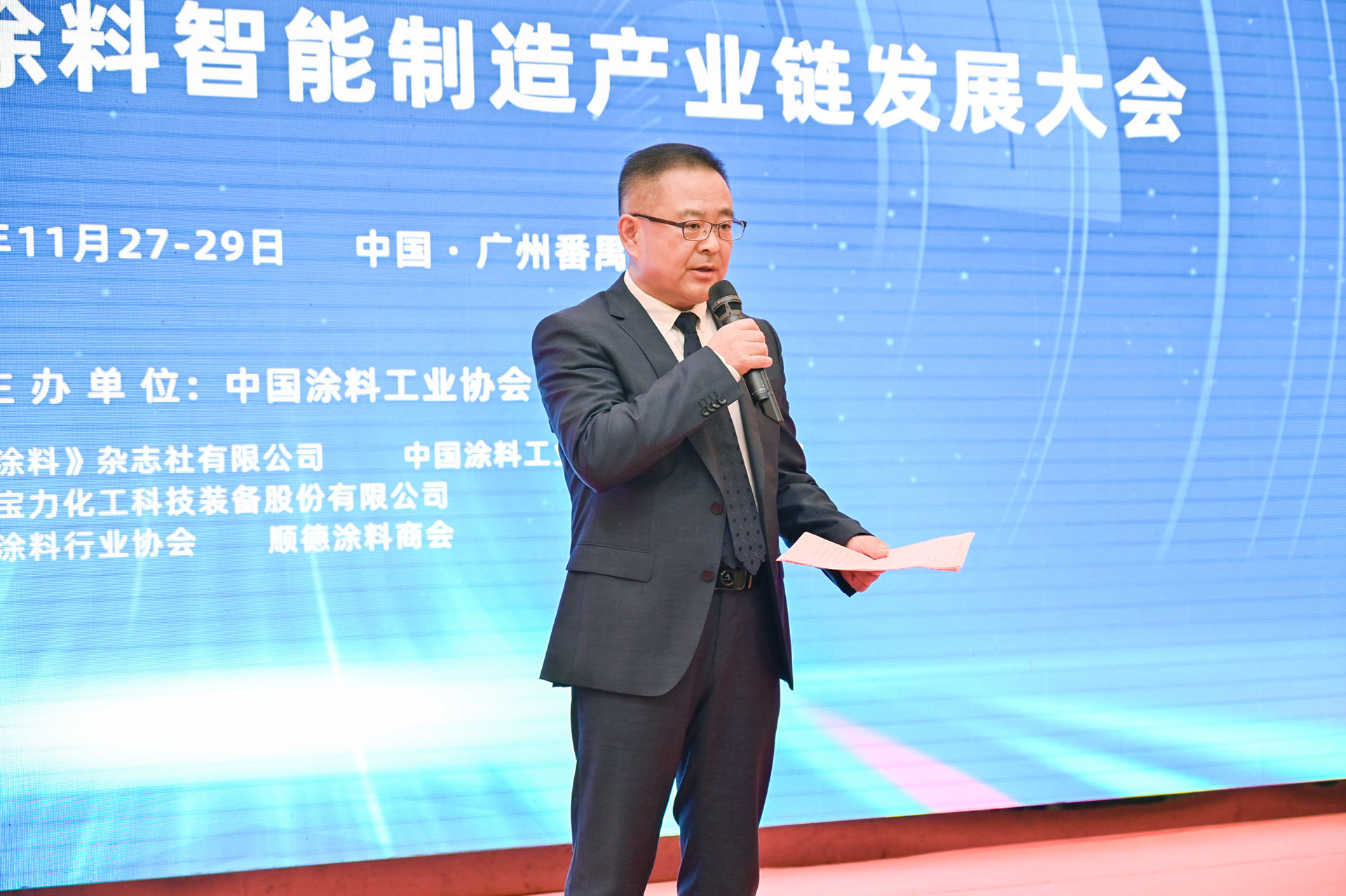 中國涂料工業(yè)協(xié)會副秘書長趙中國主持大會