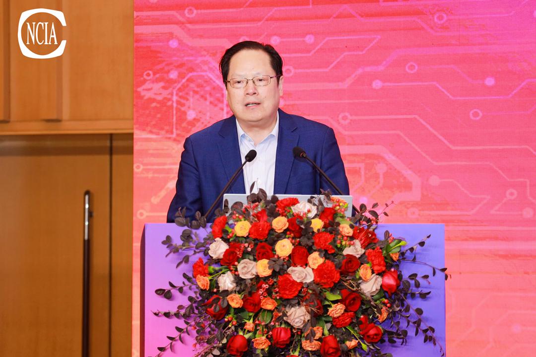 中國涂料工業(yè)協(xié)會副會長、中國涂料工業(yè)協(xié)會涂料裝備分會理事長、南京長江涂料有限公司董事長張衛(wèi)中致辭